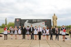 Митинг у памятника погибших воинов