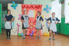 учащиеся 8 класса исполняют танец