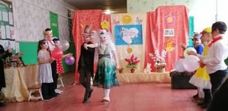 Тра-та-та,тра-та-та, вышла кошка за кота. За кота котовича,за Петра Петровича!