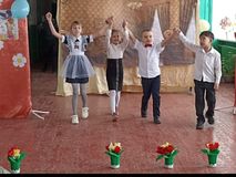 Песня и подарки для мам.