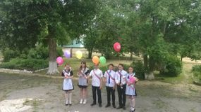 "Вот и стали мы на год взрослей.."-последний звонок