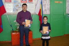 Директор школы вручает Храповой Ирине грамоту районо